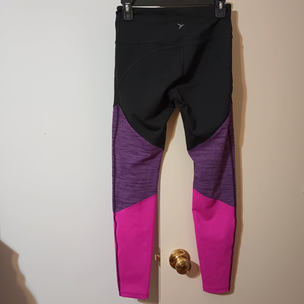 💥🏷️ EUC ~ Old Navy Active Go-Dry Fitted Leggings (Size:  Medium Petite) - Picture 2 of 3